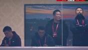 场边细节：邵佳一本来在奋笔疾书记下球员特点，越看越不想记了