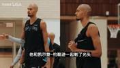 文班变回少林高僧！队友凯尔登陪他一起剃：目标马刺全员光头！！
